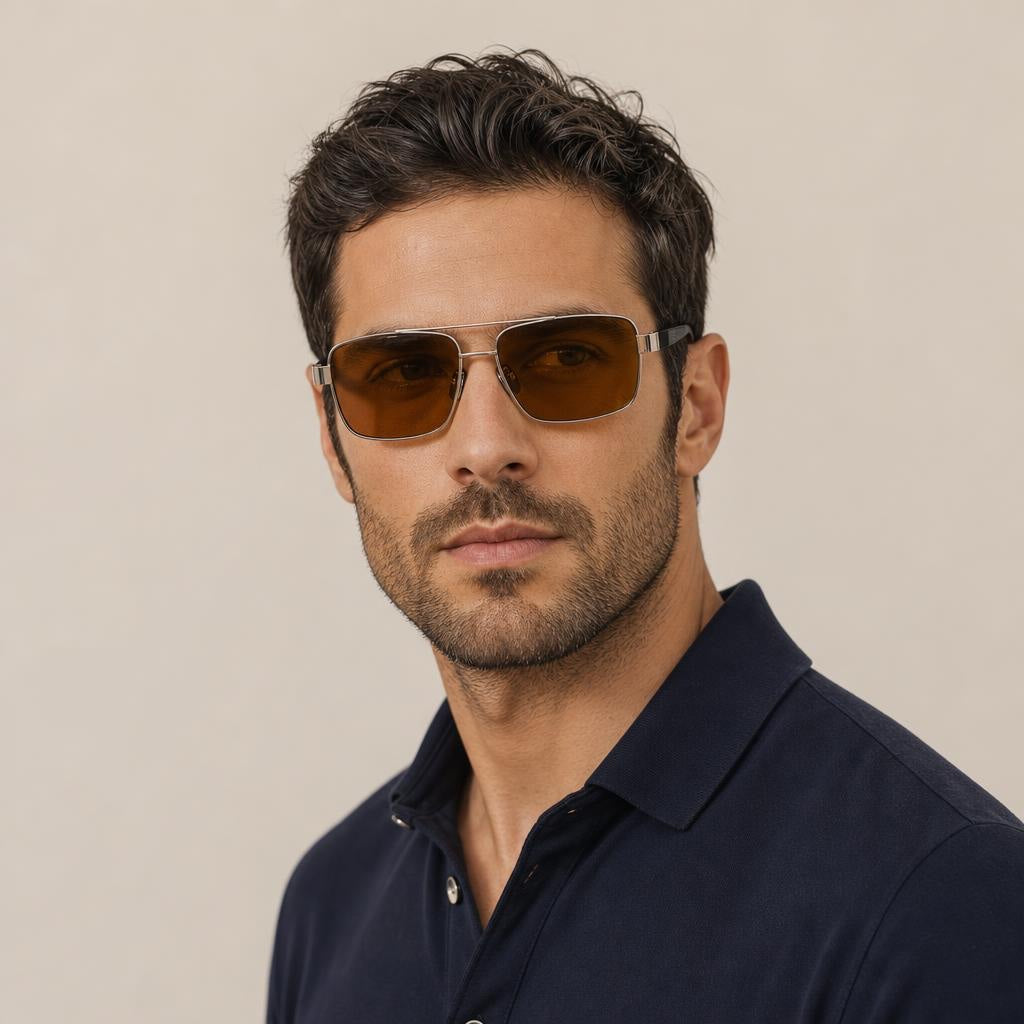 Rivera Eyewear Arlés – modelo luciendo los lentes
